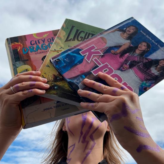 person holder 3 bøger til børn der elsker KPop Demon Hunters