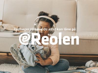 Pige pakker kuffert og lytter til lydbog