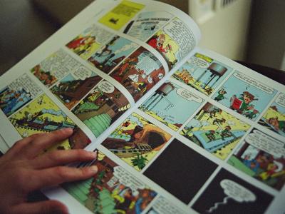 Barn læser i tegneserie